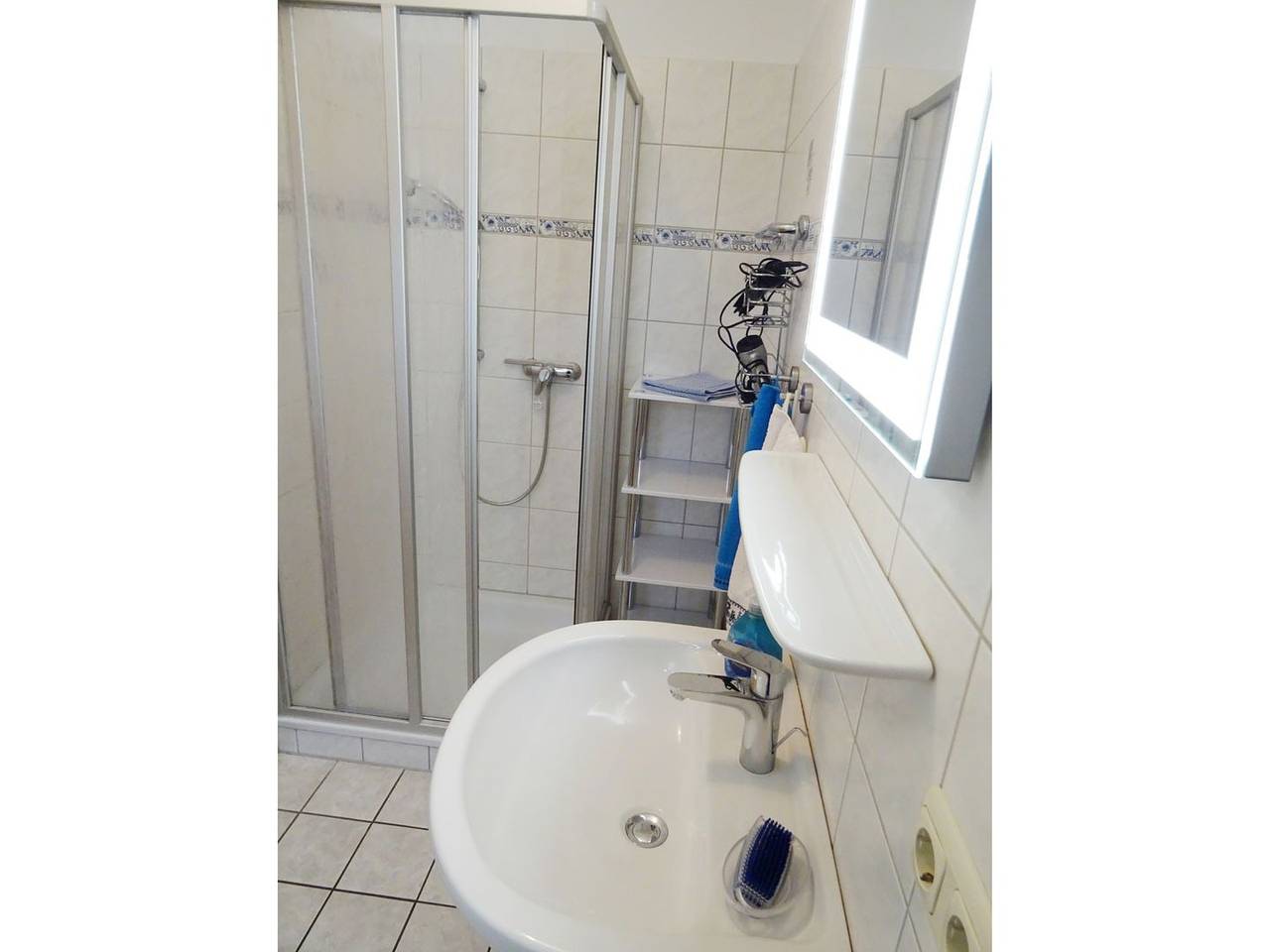 Helle Erdgeschosswohnung mit möblierter und überdachter Südterrasse!, foto 7