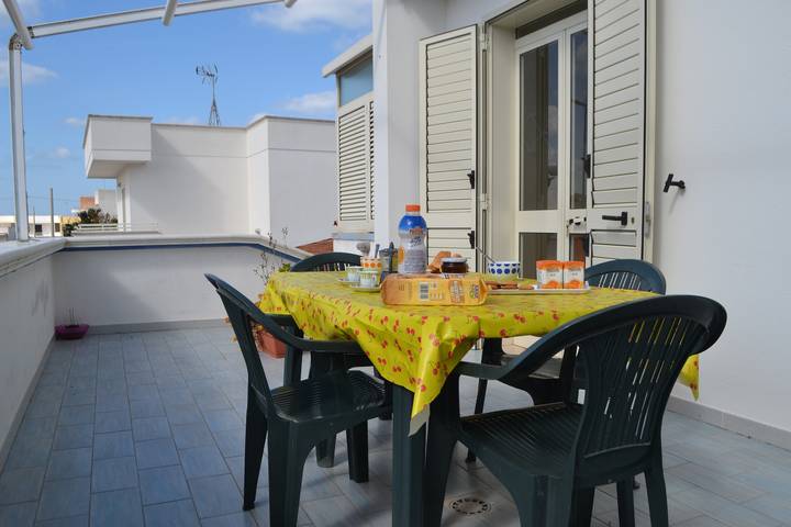 Casa vacanze centrale con terrazza e giardino; parcheggio disponibile in San Foca, Melendugno