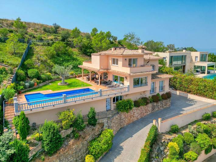 Casa de huéspedes para 10 personas, con terraza y piscina además de jacuzzi y jardín en Provincia de Gerona
