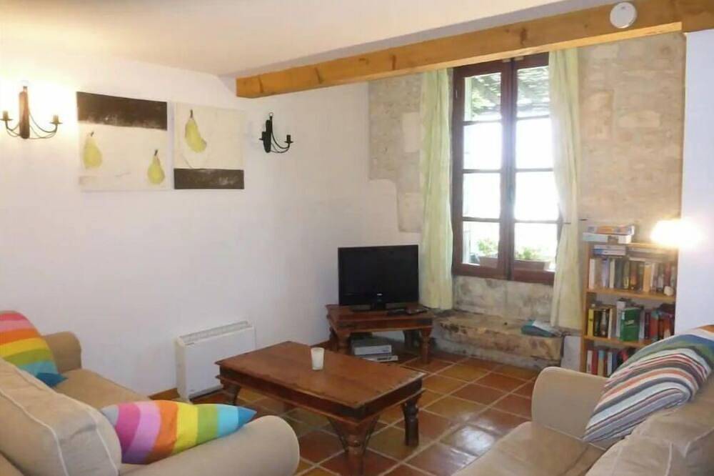 Cottage/Gîte 4 pers. with heated swimming pool near beaches in Mortagne-sur-Gironde, Saintes region