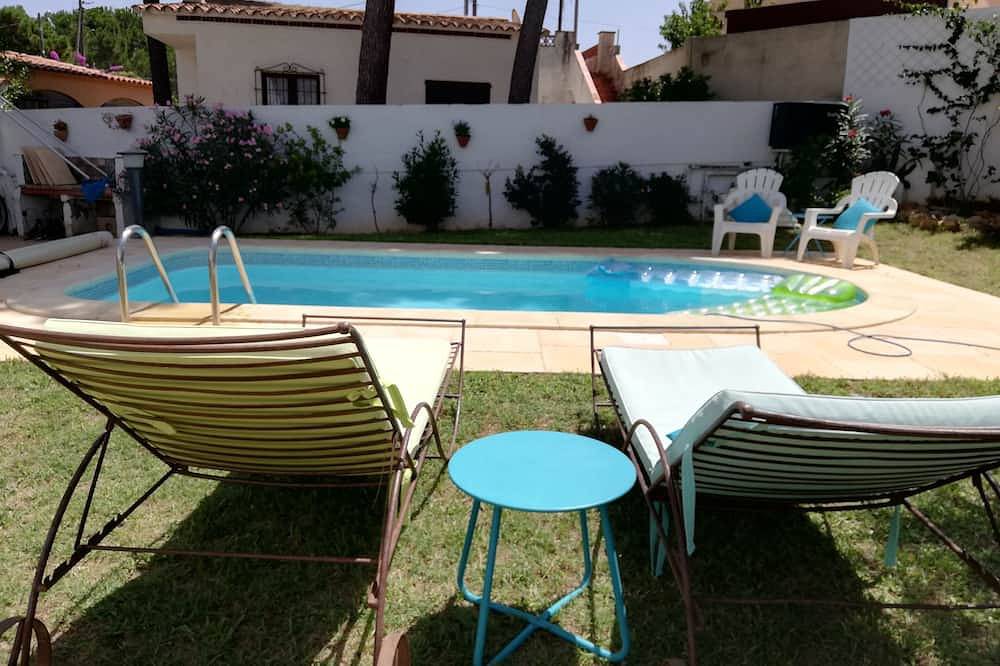 Hermosa villa con aire acondicionado, 8 personas, piscina y jardín privado cerrado, playa de 600mts in La Escala, Alt Empordà