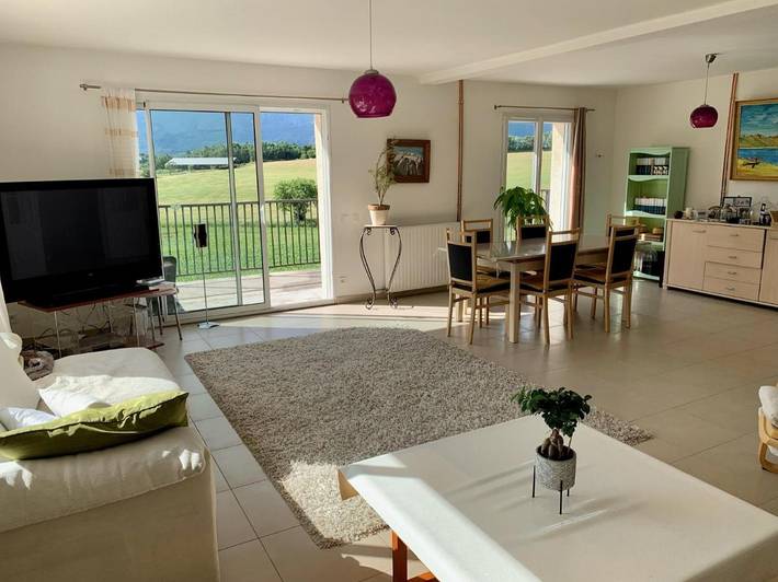 Gîte pour 4 personnes, avec vue sur le lac ainsi que vue et jardin à Pelleautier