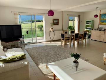 Gîte pour 4 personnes, avec vue sur le lac ainsi que vue et jardin à Pelleautier