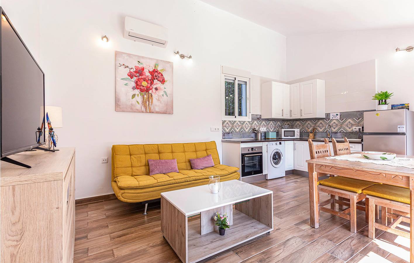 2,5 km Strandmiete mit Parkplatz und Pool. in Vélez-Málaga, Costa del Sol