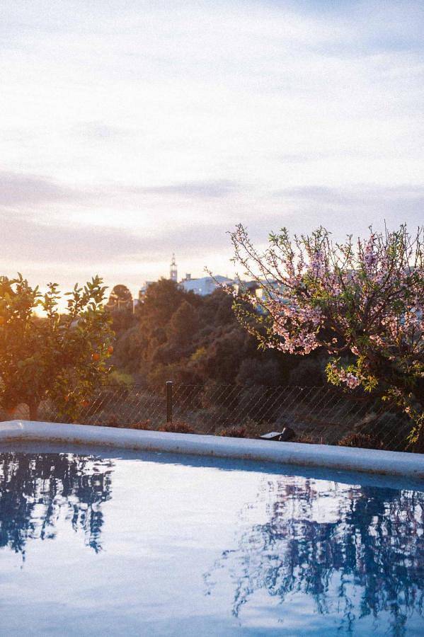 Gîte pour 8 personnes, avec vue ainsi que jardin et piscine, animaux acceptés à Parcent
