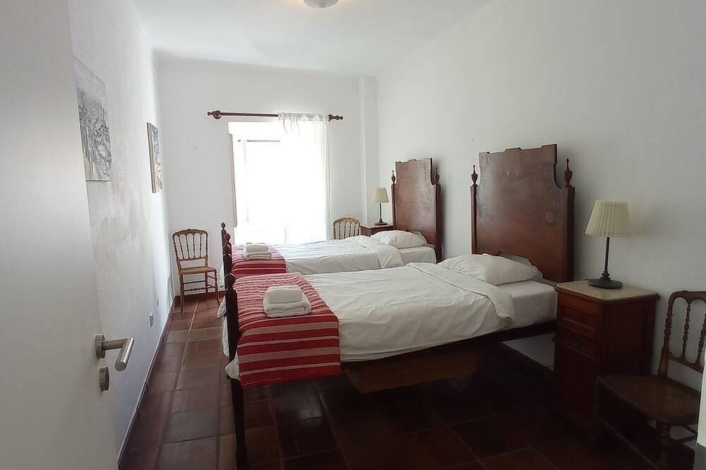 Óbidos Huis met tuin binnen de kasteelmuur in Óbidos, Leiria District