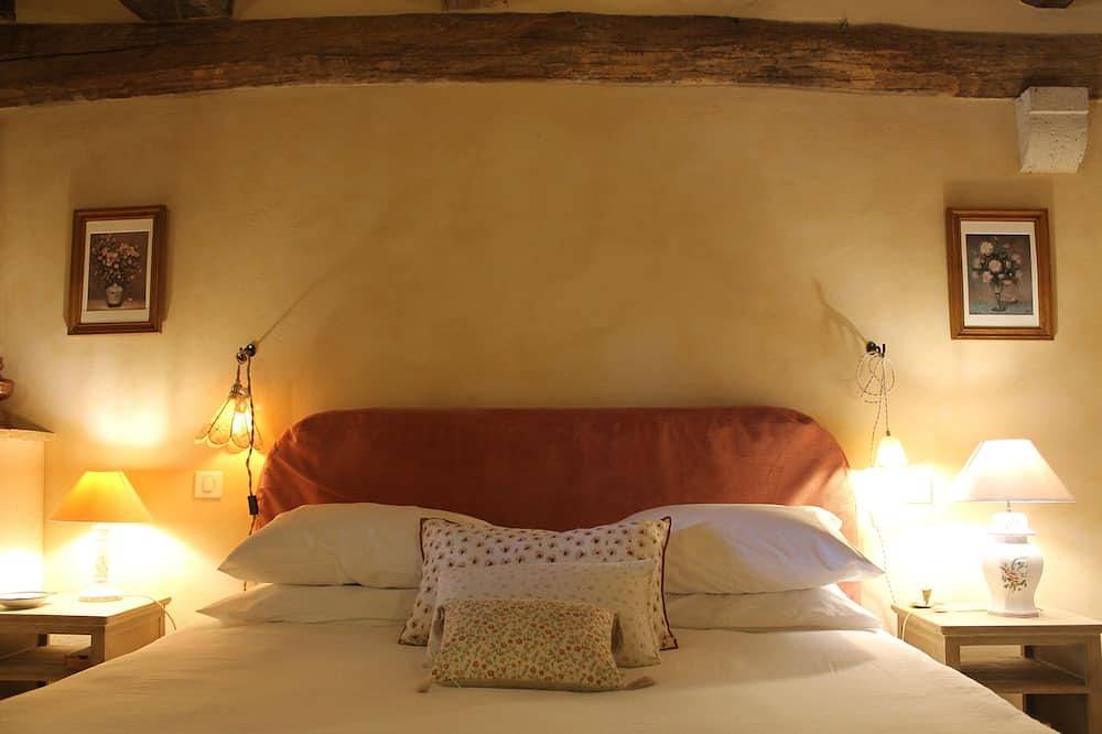 15th-Century farmhouse in the hills of Occitanie in Lauzerte, Quercy