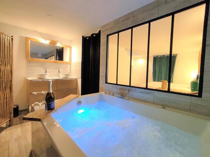 Maison de vacances pour 4 personnes, avec Jacuzzi et Terrasse à Vichy