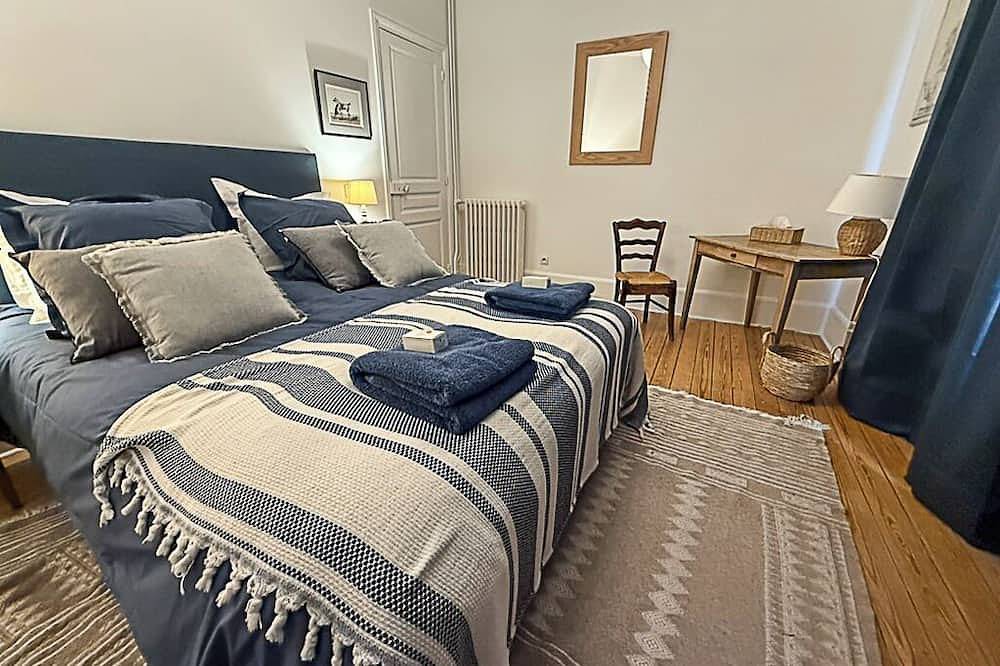 La Maison du 18, Charming B&B for 1 to 6 people in the heart of Chantilly in Chantilly, Oise