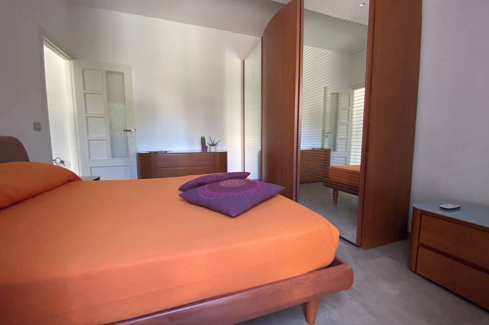Entire apartment, Cozy villa with garden a 5-minute walk from Chiaiolella beach in Procida, Naples Province