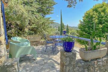 Gîte pour 4 personnes, avec terrasse et jardin à Seillans