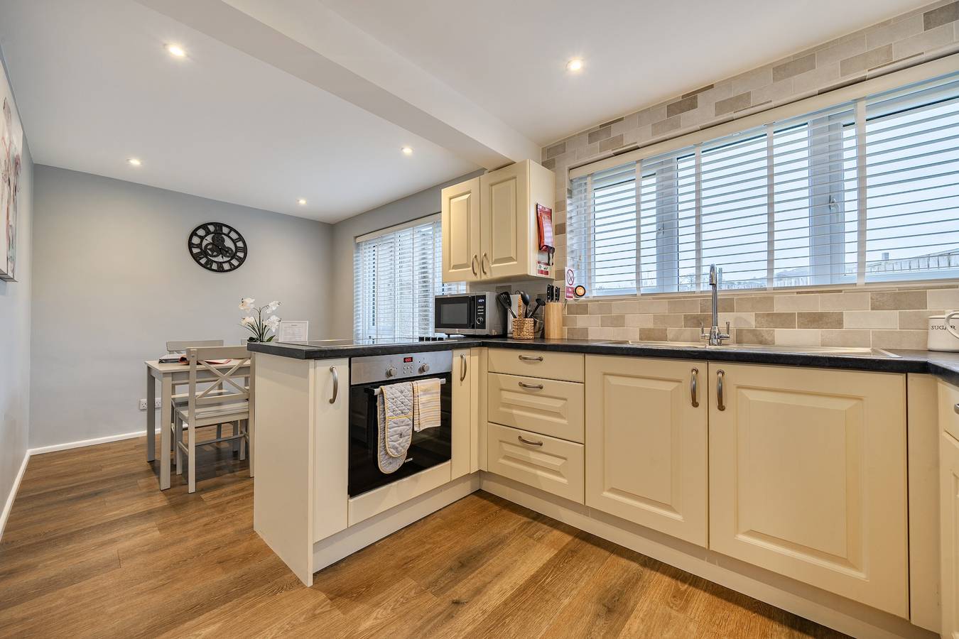 2 Bed House - Sleeps 4 - Garden - Parking - Wifi in Kendal, Lake District