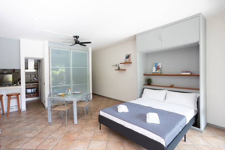 Gîte pour 2 personnes, avec terrasse et jardin ainsi que piscine et vue à Ghiffa - 2