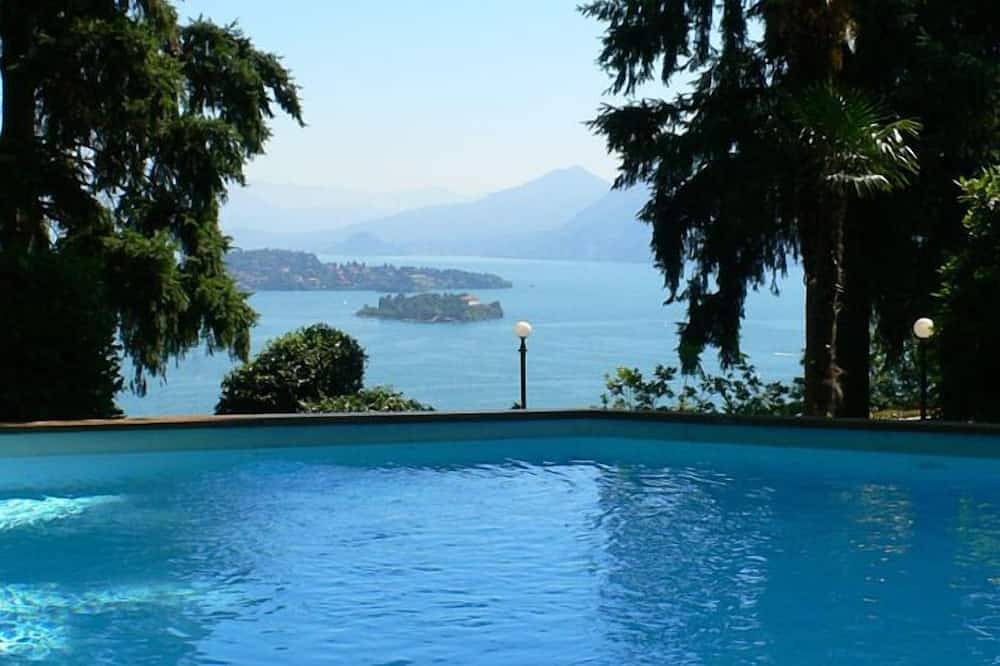 Entire apartment, 1-bedroom apartment in an Art Nouveau villa with communal pool in Baveno, Comune di Baveno