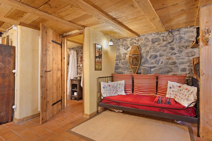 Appartamento intero, Appartamento 'La Taverna Dei Due Gufi' con vista sulle montagne, balcone e Wi-Fi in Couchpache, Comune di Saint Rhémy en Bosses