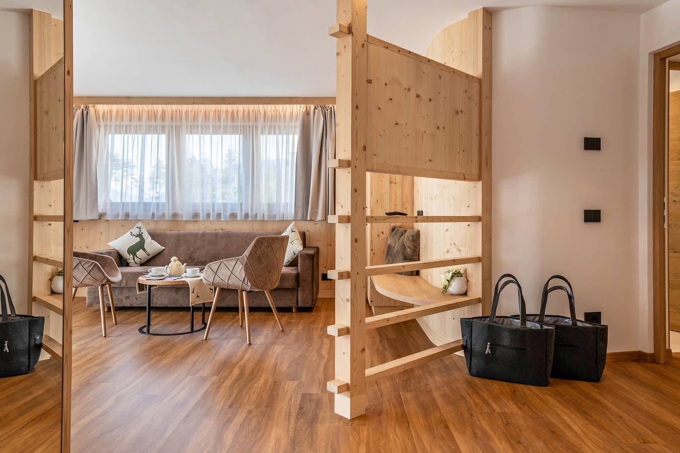 Appartamento intero, Appartamento "Les Ciases Chalets Dolomites Apt 2" con balcone privato, sauna in comune e Wi-Fi in San Vigilio di Marebbe, Marebbe