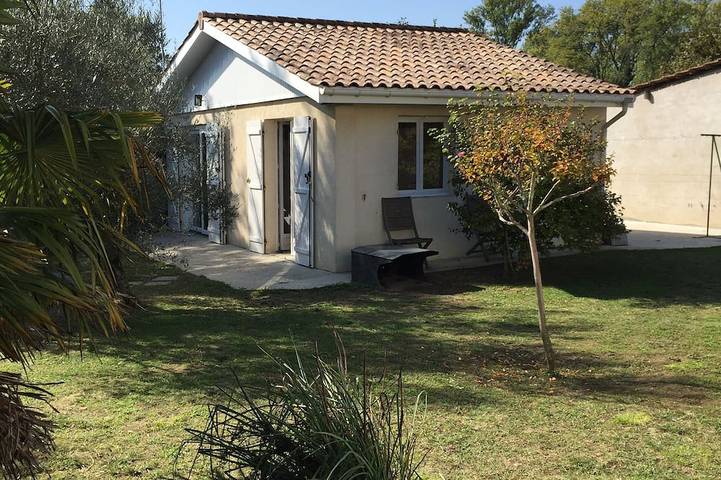 Gîte pour 2 personnes, avec jardin ainsi que terrasse et piscine à Béguey