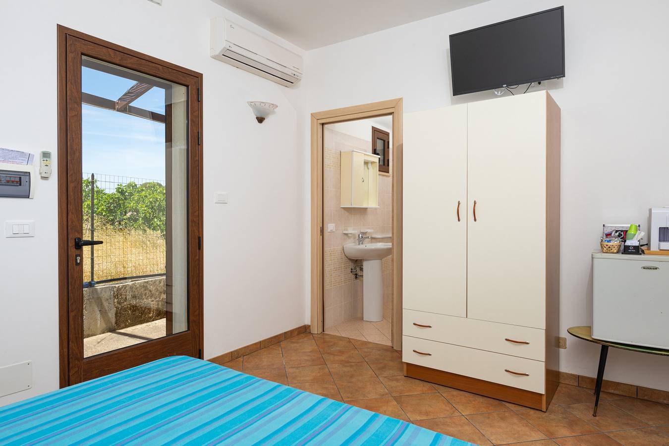 Room 'Cielo' with Private Terrace, Wi-Fi and Air Conditioning in Santa Cesarea Terme, Lecce Province