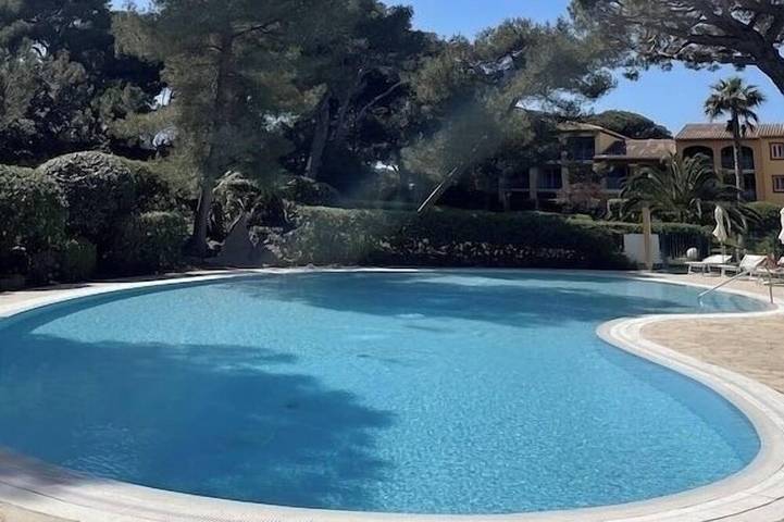 Appartement de vacances pour 6 personnes, avec piscine ainsi que jardin et terrasse
