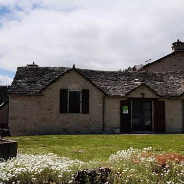 Gîte pour 5 personnes, avec jardin à Saint-Georges-de-Lévéjac
