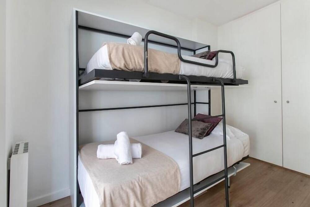 Entire apartment, 31 Sunny penthouse in the heart of Gracia with a spacious terrace in Barcelona Centre, Barcelona