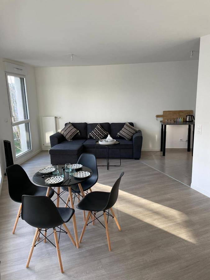 Gîte pour 4 personnes, avec terrasse dans Stade Yves du Manoir - 2