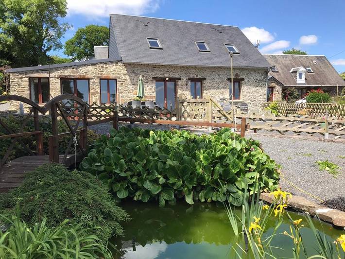 Location de vacances pour 4 personnes, avec Terrasse ainsi que Jardin et Vue dans Précorbin