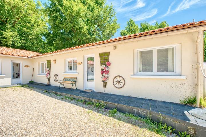 Appartement entier, Appartement "Vixen" avec piscine partagée, Wi-Fi et climatisation in Bergerac, Périgord Pourpre