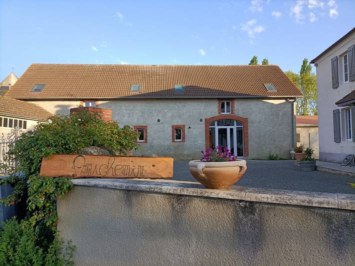 Chambre d’hôte pour 3 personnes, avec jardin et piscine dans Fichous-Riumayou