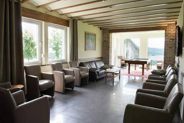 Location de vacances pour 20 personnes, avec piscine et sauna ainsi que jardin et terrasse à Stoumont