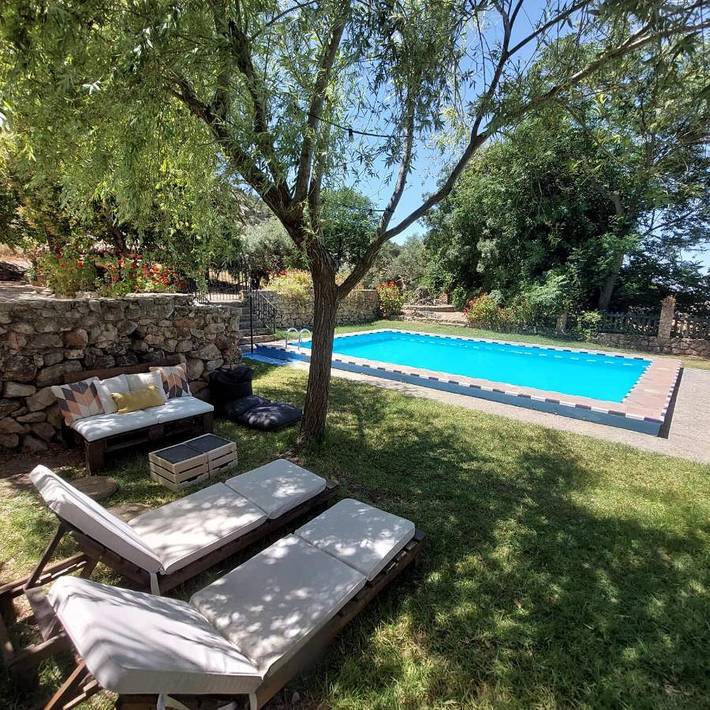 Casa rural para 16 personas, con piscina además de jardín y vistas, Se admiten mascotas en Montellano