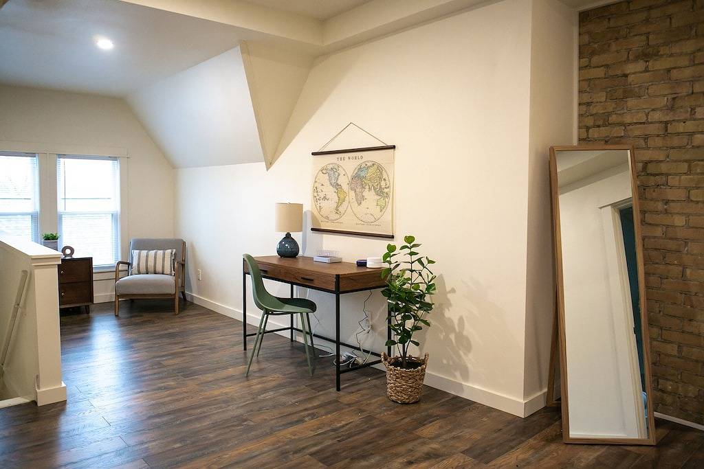 Ganze Wohnung, Walk to Lakes & Dining from the Iconic 'Blue Belle' in Oconomowoc, Waukesha County