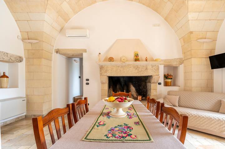 Entire apartment, Apartment 'Masseria Giancola - La Corte' with Private Terrace, Wi-Fi and Air Conditioning in Bagnolo del Salento, Lecce Province