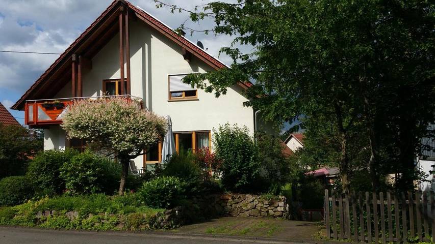 Ferienwohnung für 4 Personen, mit Terrasse und Garten sowie Sauna und Ausblick