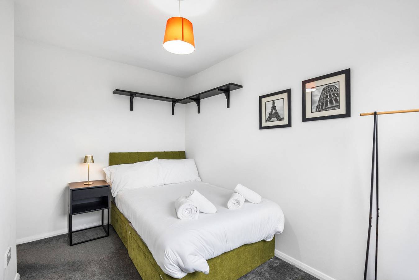 Central Horsham 5Br Home | Parking | Pets Allowed in Horsham, West Sussex