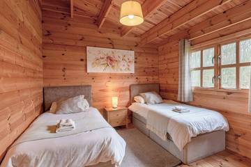 Cabin for 6 Guests in Sherwood Forest, Nottinghamshire, Picture 3