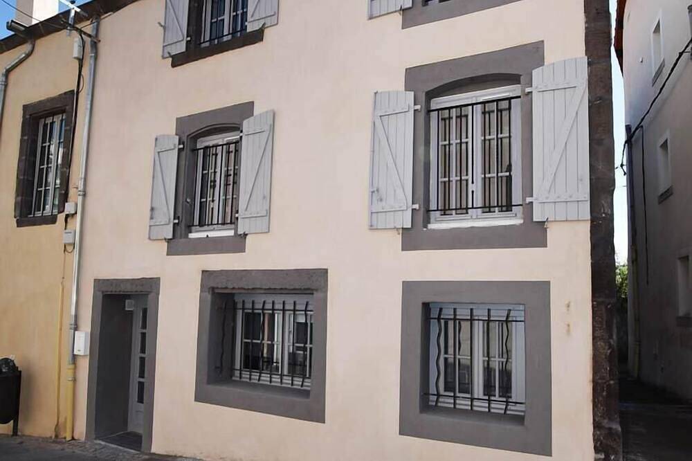 Cozy loft refurbished Town Center with Parking and Wifi in Clermont-Ferrand, Volcans d'Auvergne Regional Nature Park