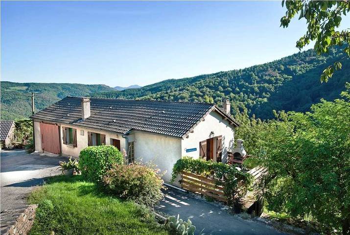 Gîte pour 6 personnes, avec Terrasse dans Saint-André-de-Lancize