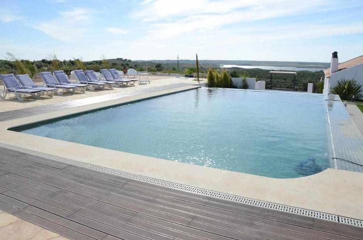 Location de vacances pour 2 personnes, avec Terrasse ainsi que Jardin et Piscine dans Avis