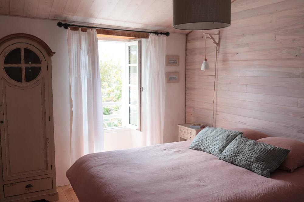 Charm and comfort in a renovated house rétaise in Saint-Clément-des-Baleines, La Rochelle region
