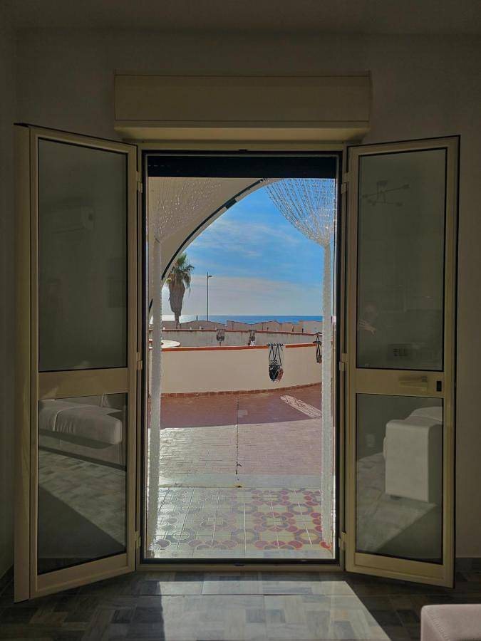 Appartamento per 6 persone, con terrazza e panorama, adatto a famiglie con bambini sull' Isola delle Femmine