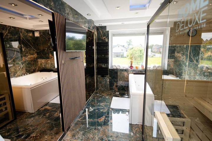 Hotel para 2 personas, con terraza y jacuzzi además de sauna y jardín - 1