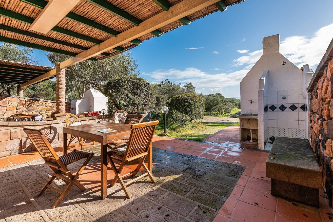 Villa Ambra avec vue sur les montagnes, jardin et terrasses privés. in Sant'Antioco Ville, Île de Sant'Antioco