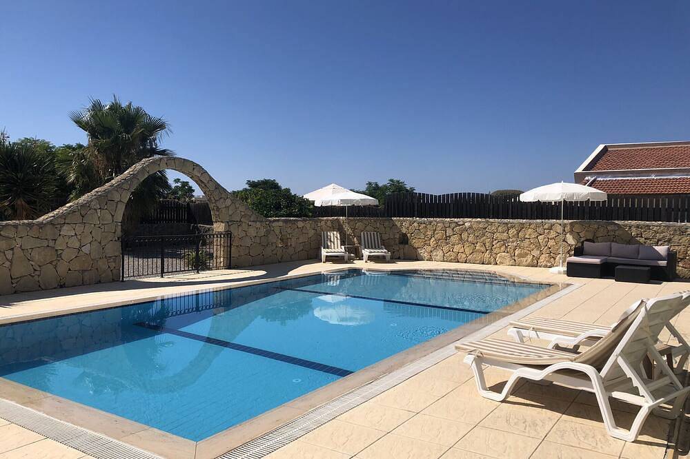 Die Villa befindet sich in einer ruhigen Sackgasse in Karsiyaka in der Nähe von Kyrenia. in Nordzypern