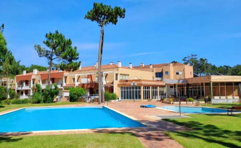 Gîte pour 6 personnes, avec vue et piscine ainsi que bassin pour enfant et jardin dans Fão