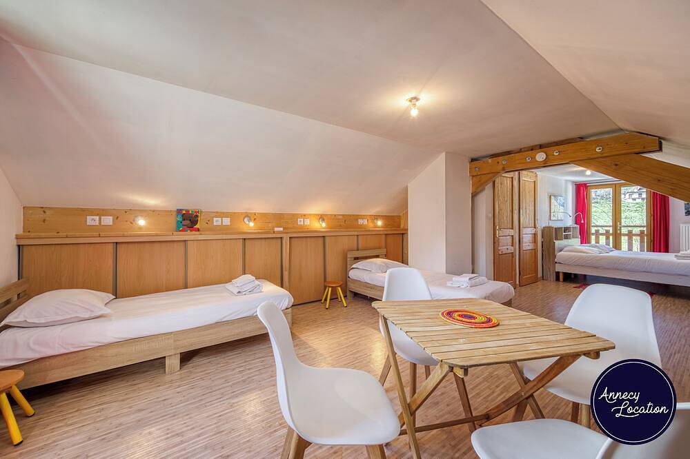 Appartement entier, À seulement 2 km du lac d’Annecy et du charmant village de Menthon-Saint-Bernard, L’Écrin de Bluffy vous accueille dans un cadre paisible entre lac et montagnes. in Menthon-Saint-Bernard, Région d'Annecy