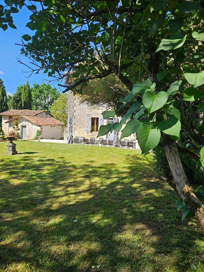 Location de vacances pour 14 personnes, avec piscine ainsi que jardin et vue, animaux acceptés à Champagne-et-Fontaine - 4