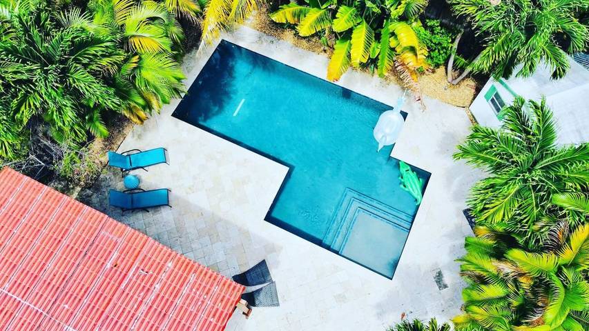 Vacation rental for 8 people, with pool and terrace as well as yard in Dania Beach