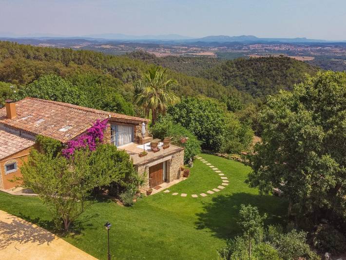 Casa rural para 13 personas, con Balcón y Terraza además de Jardín y Piscina en La Bisbal del Ampurdán - 2