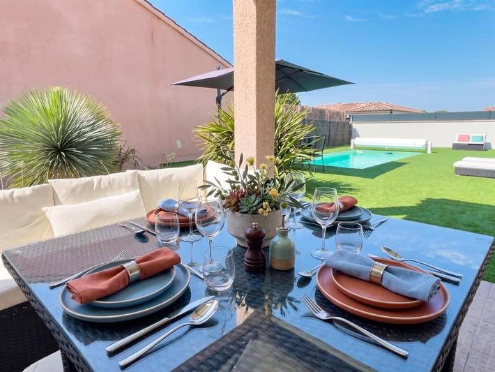 Location de vacances pour 6 personnes, avec Terrasse et Jardin ainsi que Piscine et Vue à Terssac